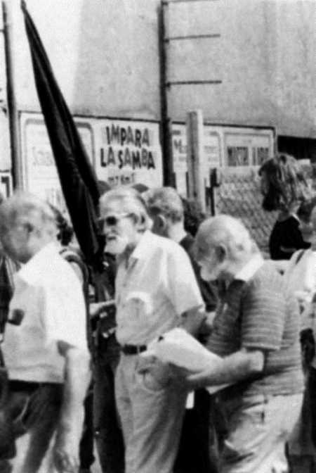 Gino Cerrito, en el centro con gafas de sol, en una manifestación, con Aurelio Chessa a su izquierda