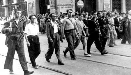 Otro momento del desfile. José Pérez Ibáñez es el primero por la izquierda